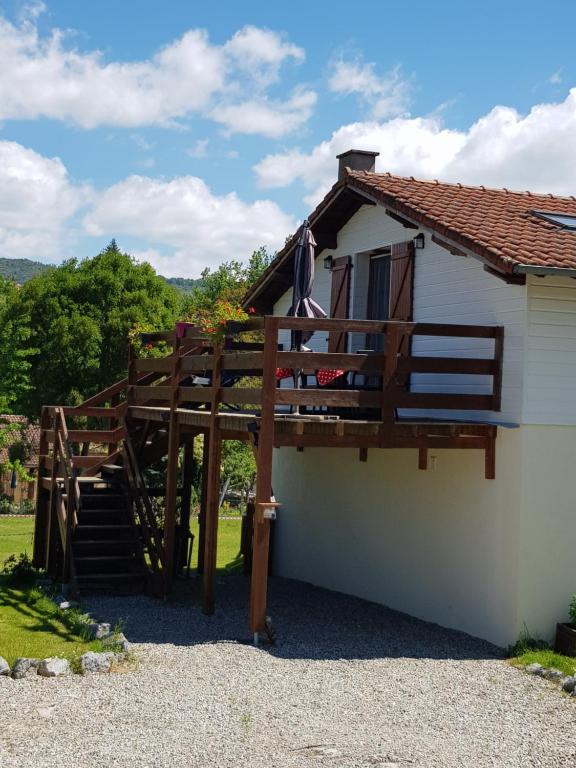 - une terrasse en bois sur le côté du bâtiment dans l'établissement Les Trois Lions, à Foix