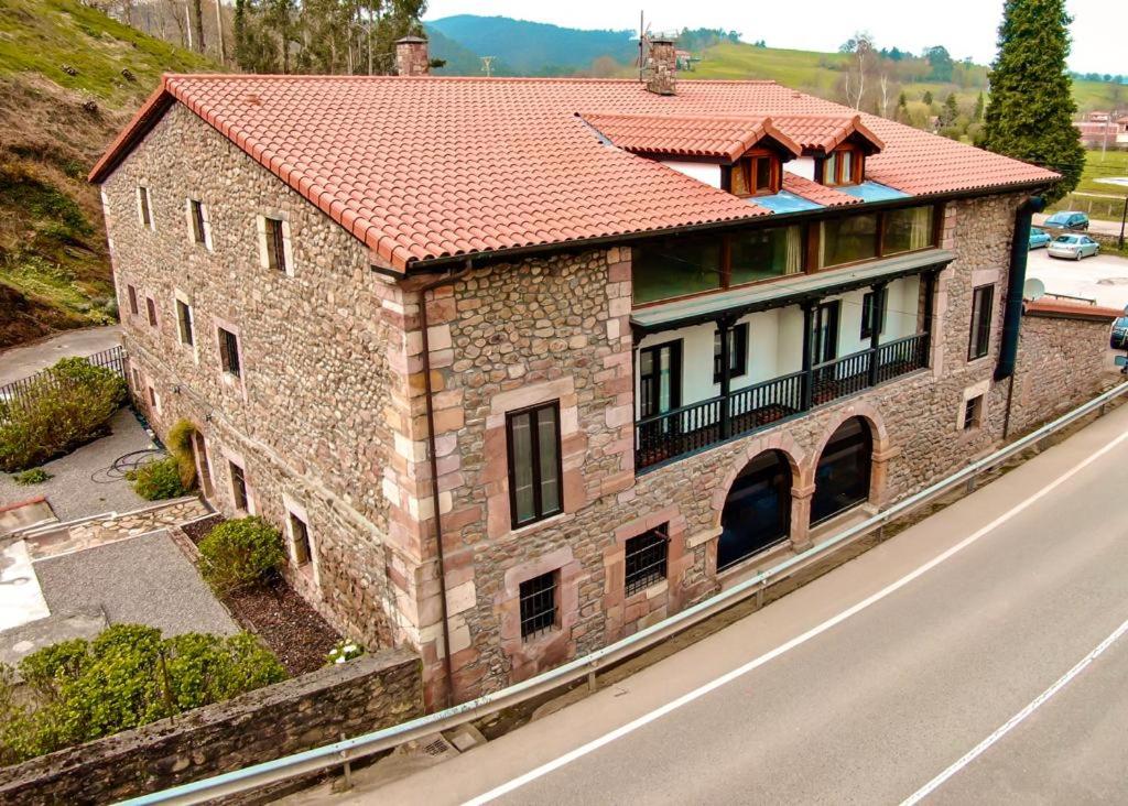 un edificio al lado de una carretera en Apartamentos Santa Lucia, en Cabezón de la Sal