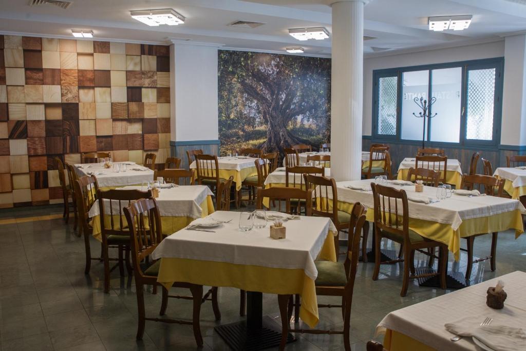 Reštaurácia alebo iné gastronomické zariadenie v ubytovaní Hostelería La Palmera De Miajadas SL