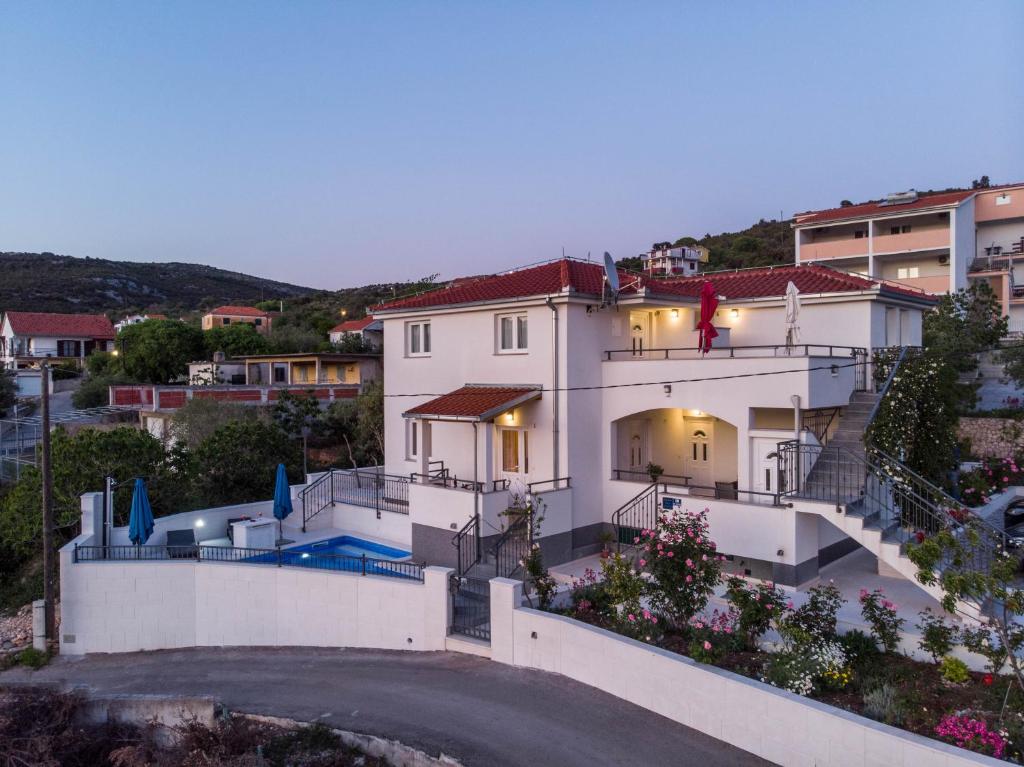 a view of a house with a swimming pool at Apartment Villa Octopus in Vinišće