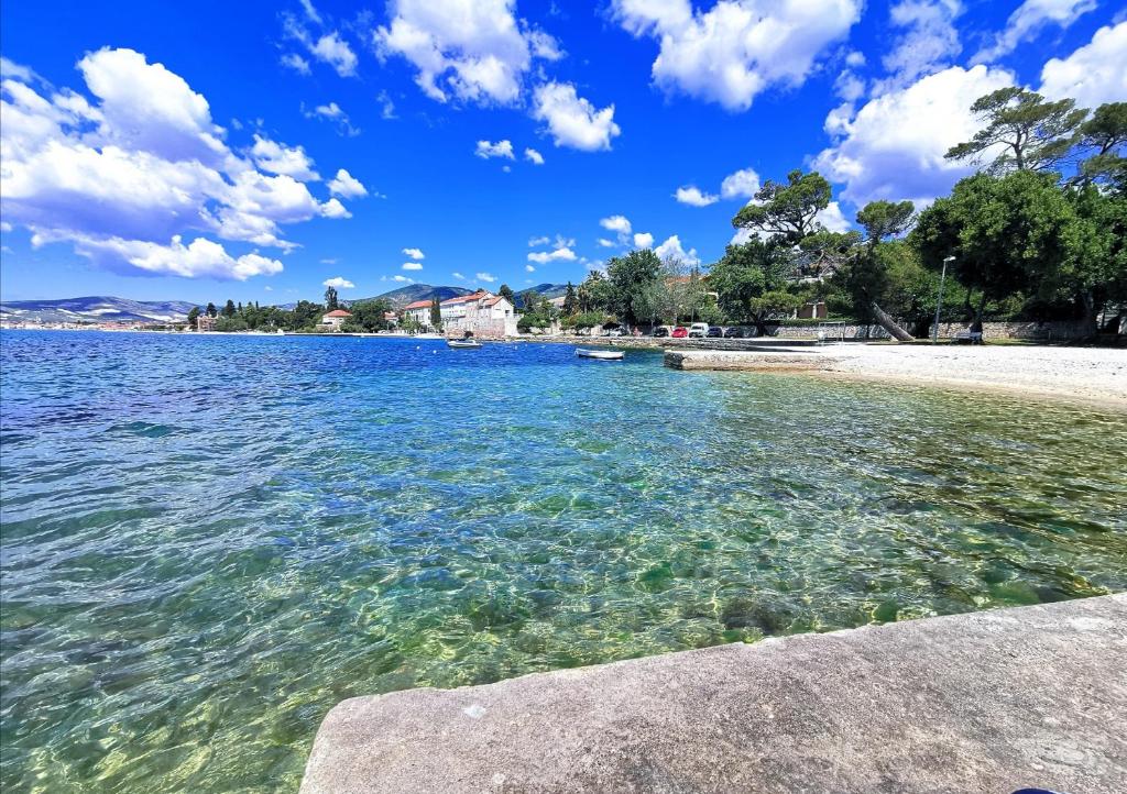 Blick auf den Strand von der Küste in der Unterkunft Apartments Ida & Miljenko in Kaštela