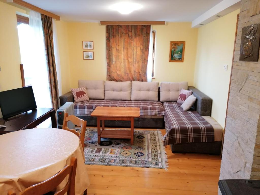 una sala de estar con un sofá y una mesa en Vila Milija, en Bajina Bašta