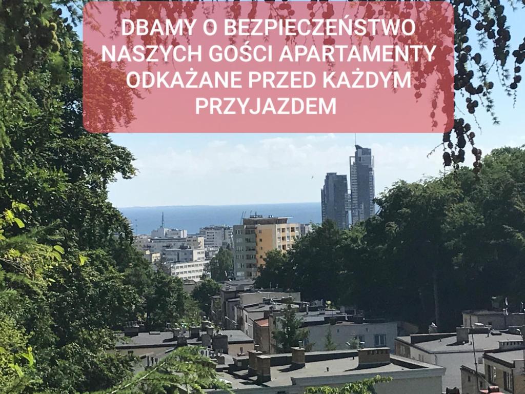 een uitzicht op een stad met een rood bord bij Komfortowe Apartamenty Gdynia in Gdynia