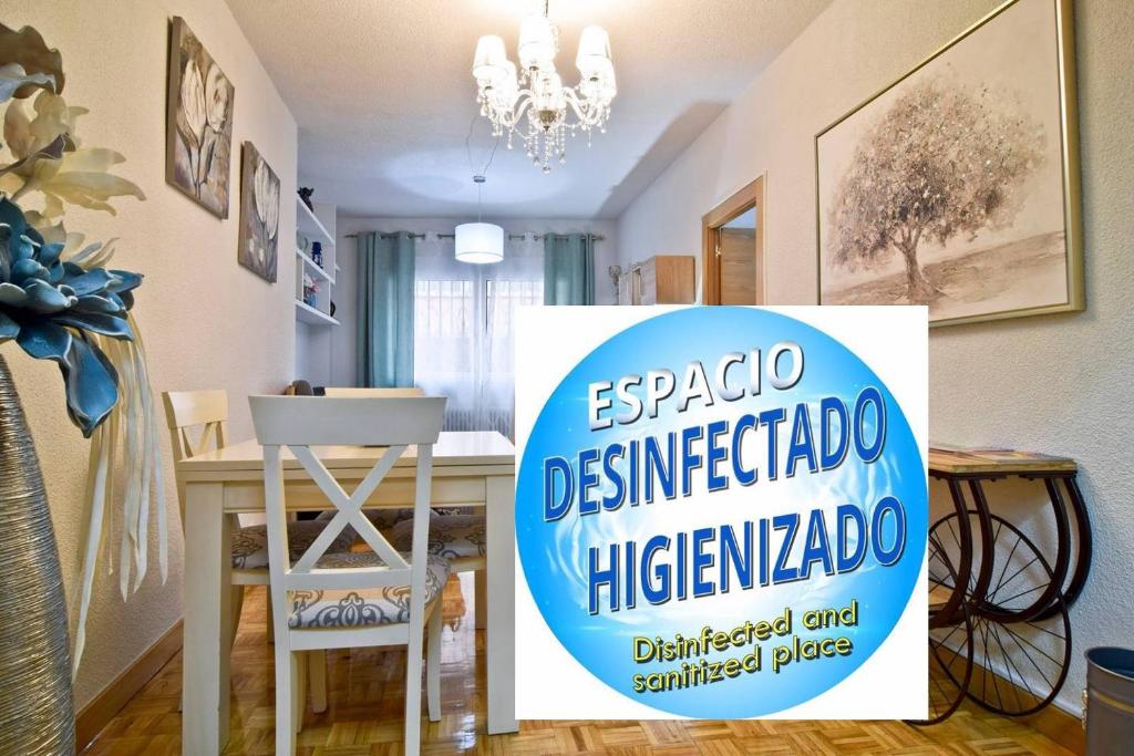 un letrero que lee cocina esparorescrita en una sala de estar en SWEET HOME ÁVILA, en Ávila