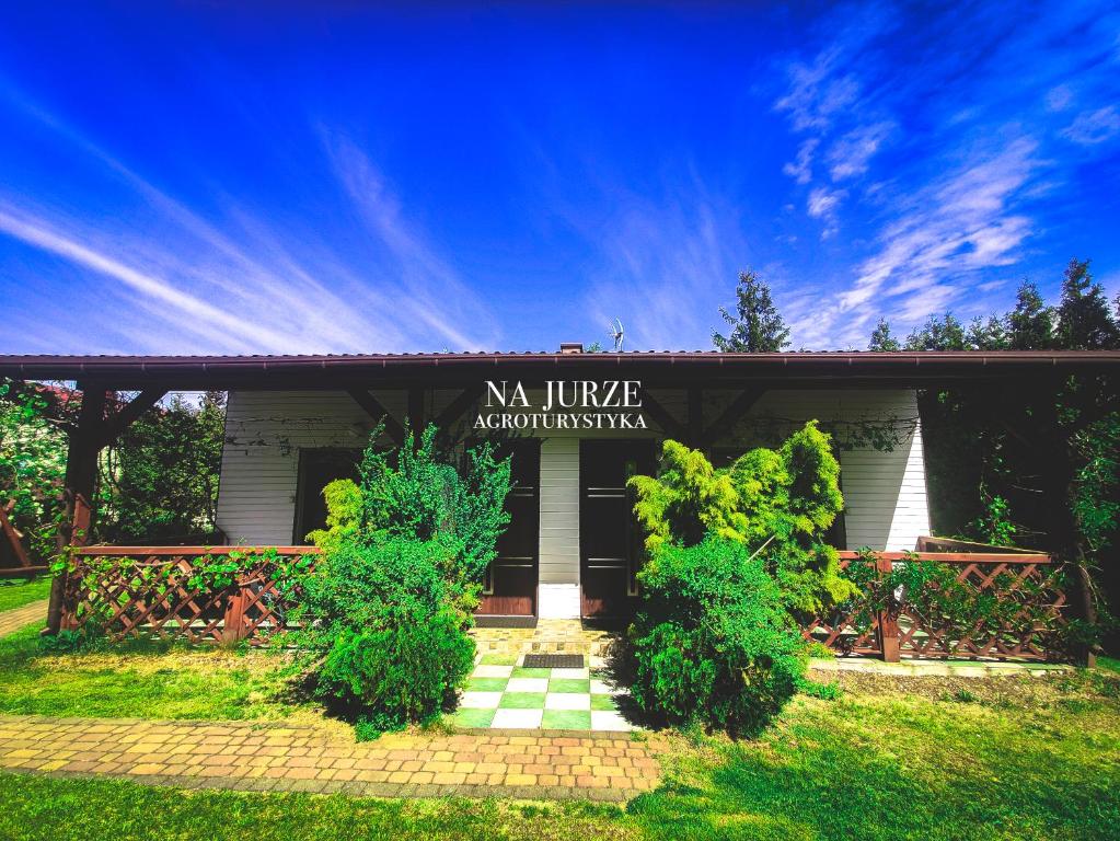 Vonkajšia záhrada v ubytovaní Agroturystyka na Jurze Jacuzzi Sauna Beczka