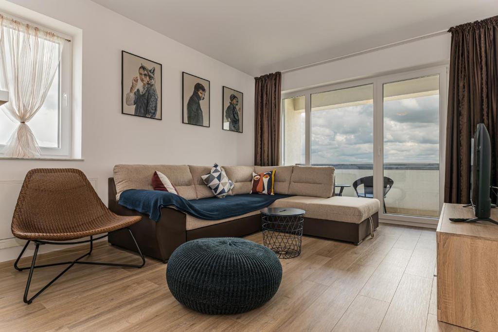 sala de estar con sofá y TV en Coresi modern apartment, en Brasov