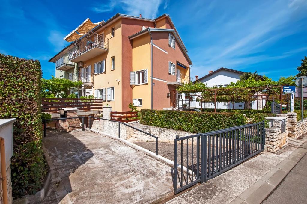 un edificio con una puerta delante en Apartman Klara, en Rovinj