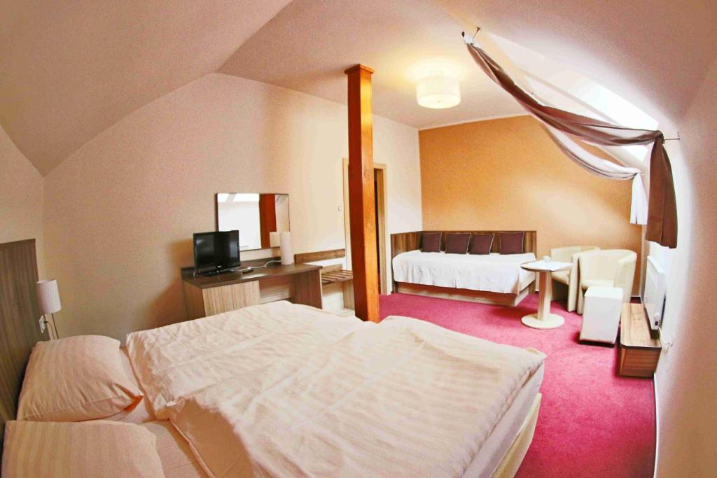 Postel nebo postele na pokoji v ubytování Hotel Koruna