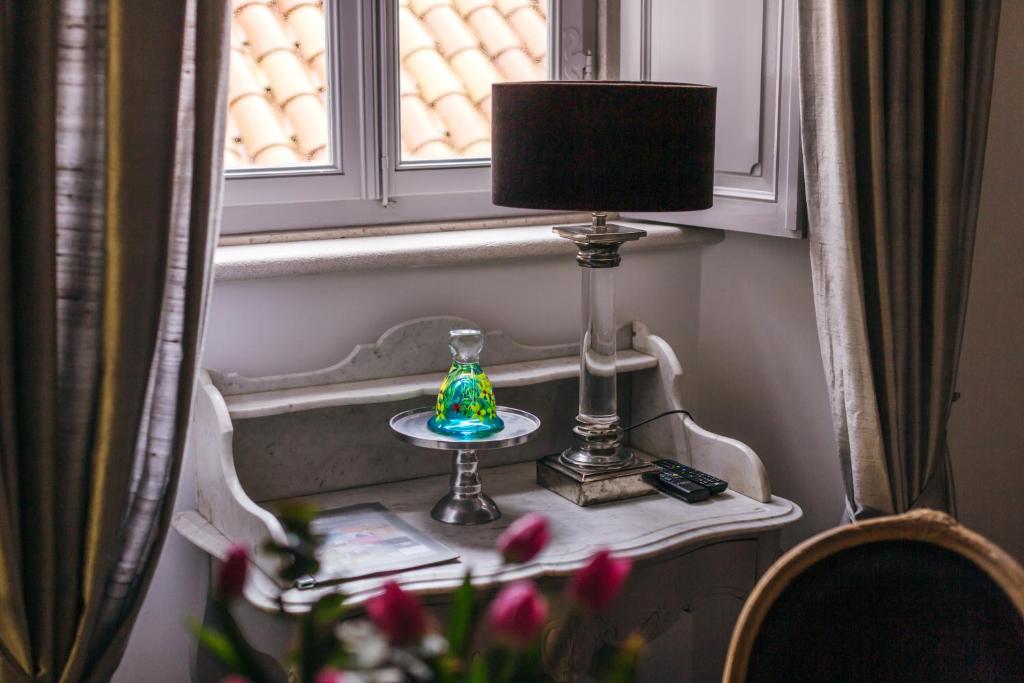 Televízia a/alebo spoločenská miestnosť v ubytovaní Prijeko Palace