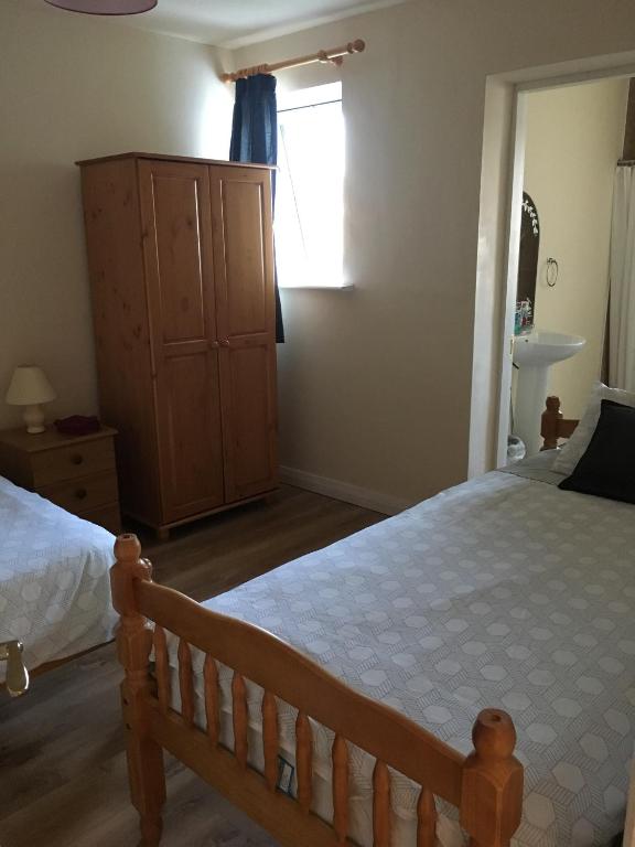 Postel nebo postele na pokoji v ubytování Double Rooms & Twin Rooms Rahoon