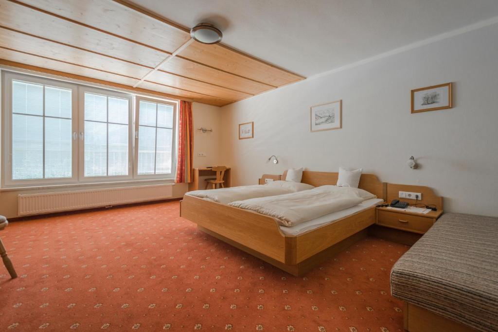Postel nebo postele na pokoji v ubytování Alpengasthof Fichtenheim