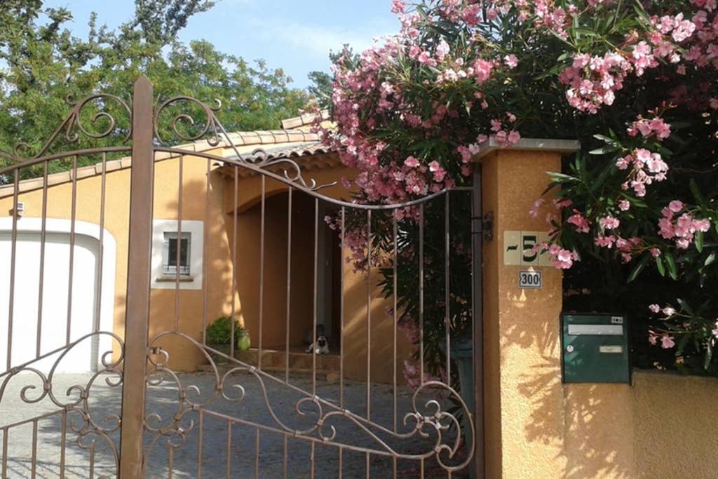 Wrota do domu z kwiatami w obiekcie CALME VILLA DANS GOLF - PISCINE PRIVEE SECURISEE w mieście Montboucher-sur-Jabron