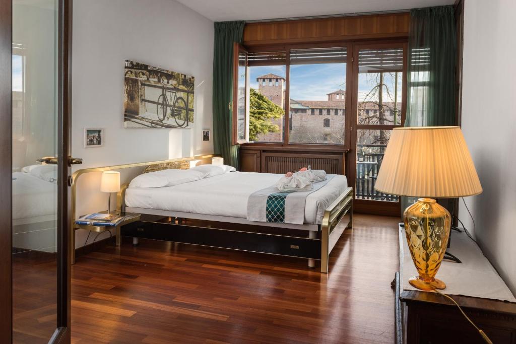 Postel nebo postele na pokoji v ubytování VeronaInFlat - Castle View Room
