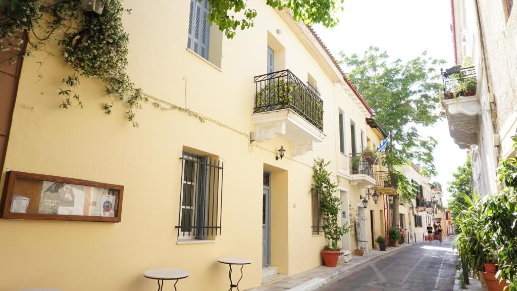 una calle con dos taburetes delante de un edificio en Athenian House in Plaka Villa by Athenian Homes en Atenas