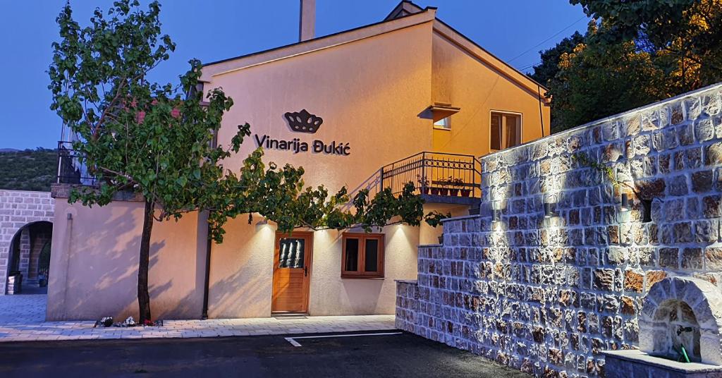 ein Gebäude mit einem Schild an der Seite in der Unterkunft Djukic Winery in Podgorica