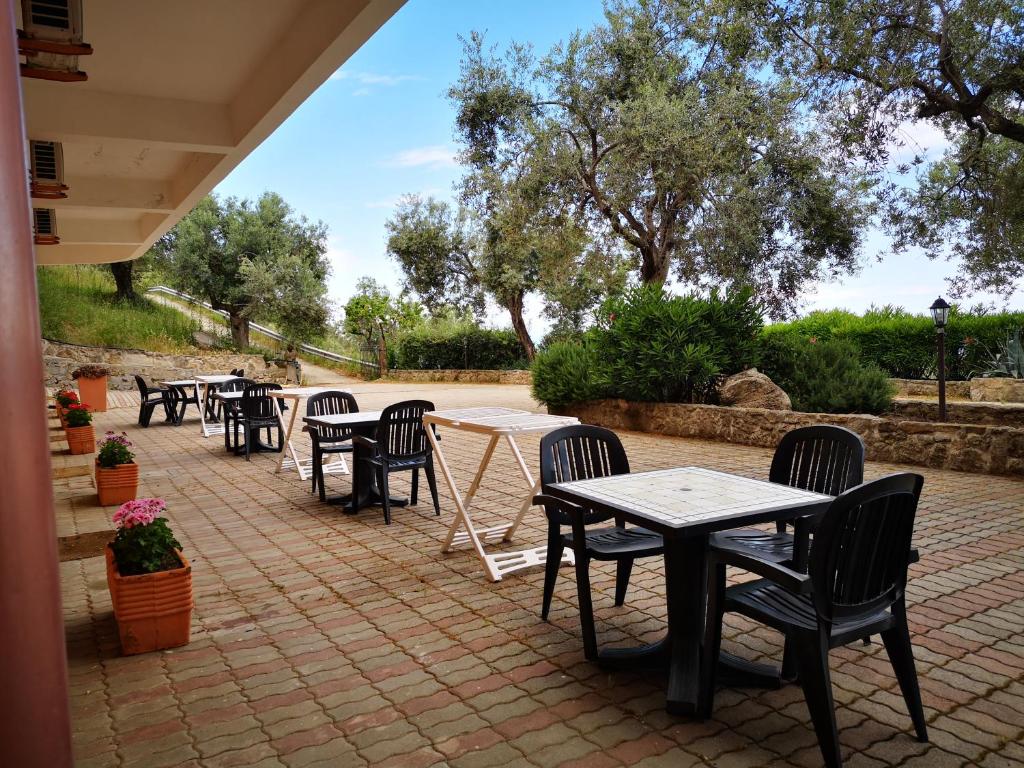 szereg stołów i krzeseł na patio w obiekcie Agriturismo Catena w mieście Cirò