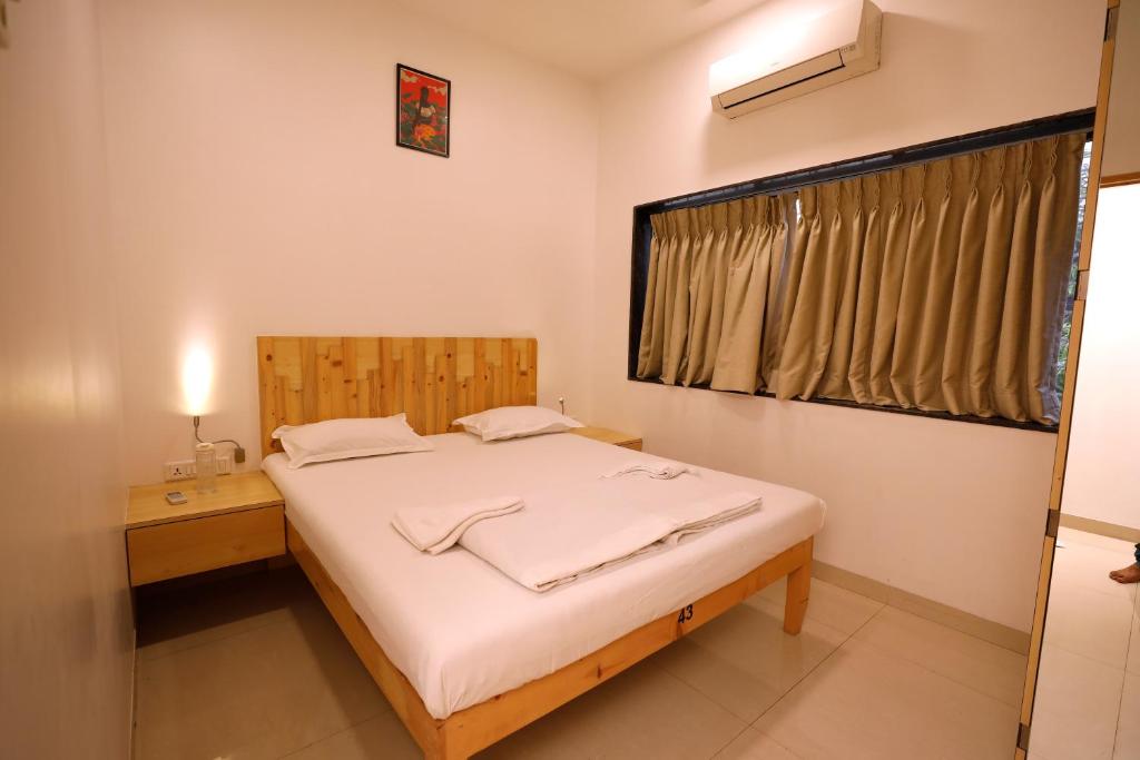 Uma cama ou camas num quarto em Nap Manor Hostels