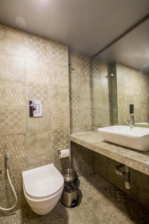 um banheiro com vaso sanitário e pia em Nap Manor Hostels em Mumbai