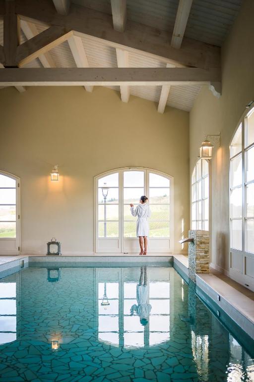 Bazén v ubytování Borgo Conde Wine Resort nebo v jeho okolí