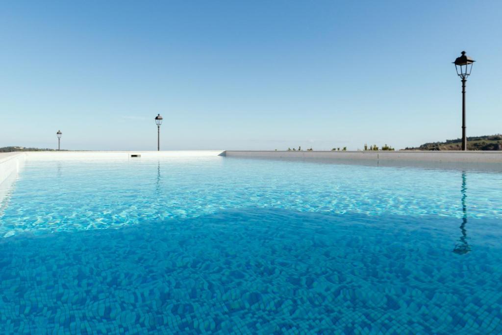 Bazén v ubytování Borgo Conde Wine Resort nebo v jeho okolí