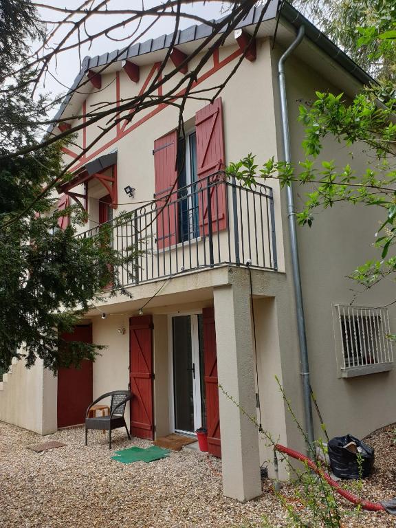 Cette maison dispose de portes rouges et d'un balcon. dans l'établissement Modern Bright House, à Saint-Germain-en-Laye
