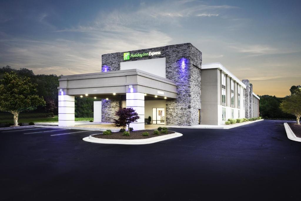 un gran edificio blanco con un cartel. en Holiday Inn Express Hopewell - Fort Lee Area, an IHG Hotel en Hopewell