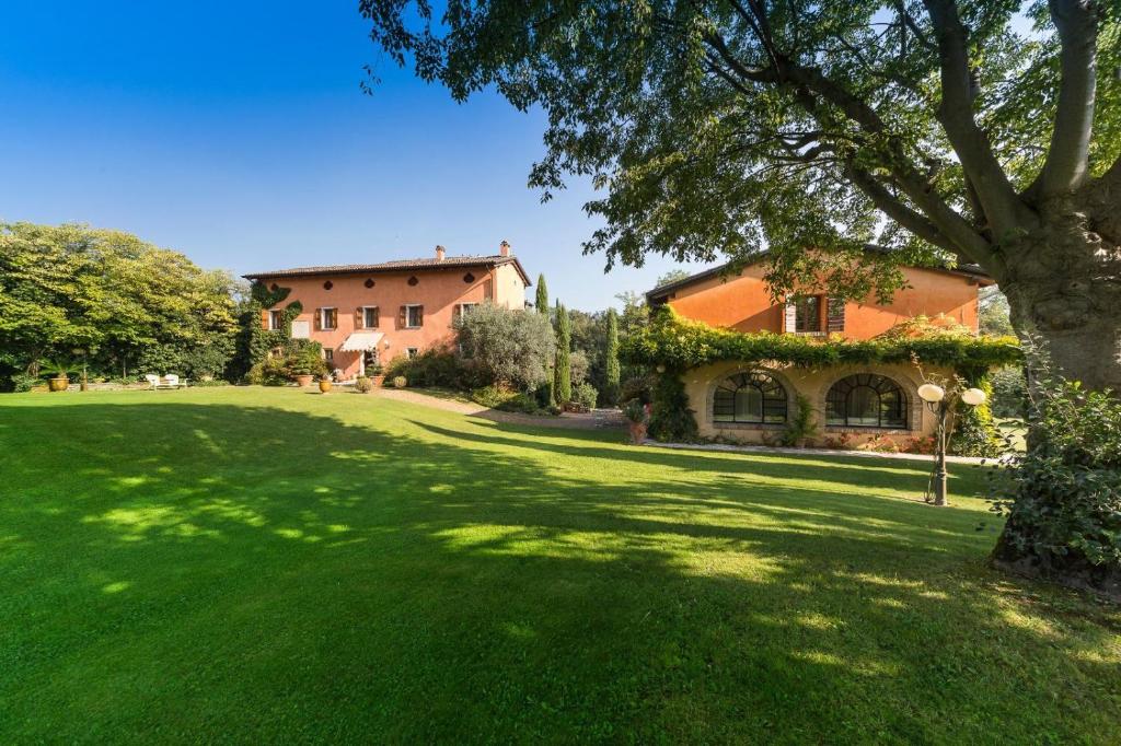 una grande casa con un grande cortile verde di Villa Relais Manerba a Monzambano