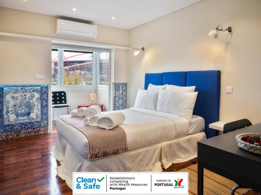 1 dormitorio con 1 cama grande y toallas. en Lx Art Flats | Flat Two en Lisboa