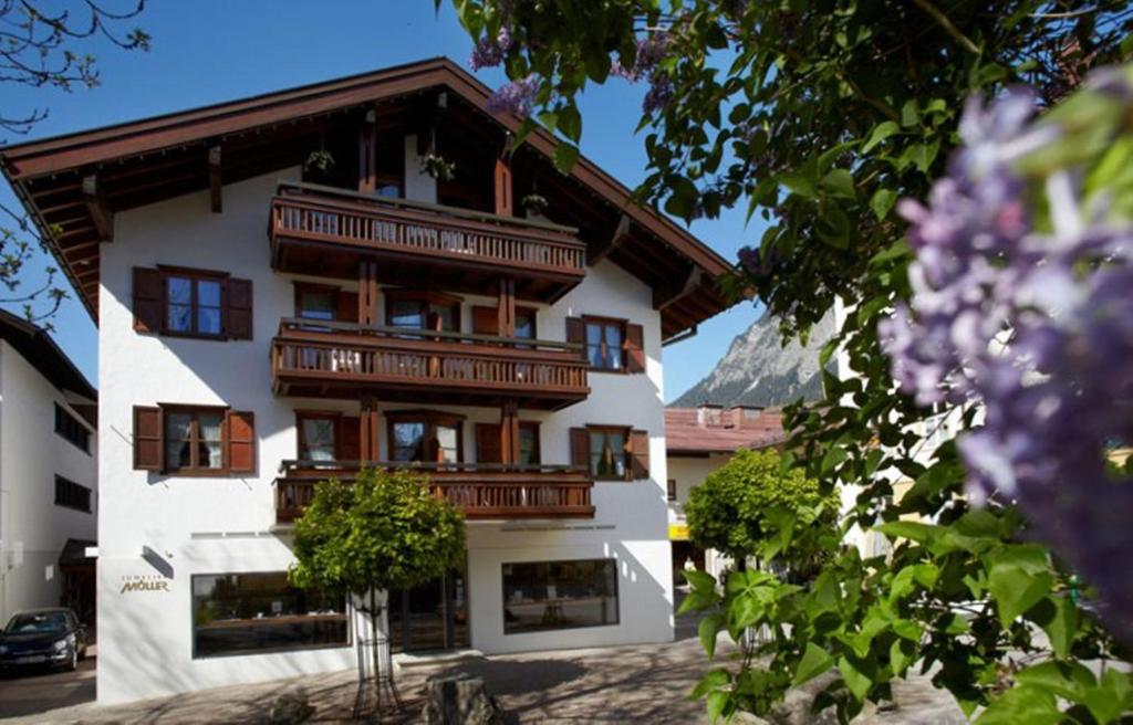 un edificio con balcones en un lateral en Haus Central Oberstdorf, en Oberstdorf