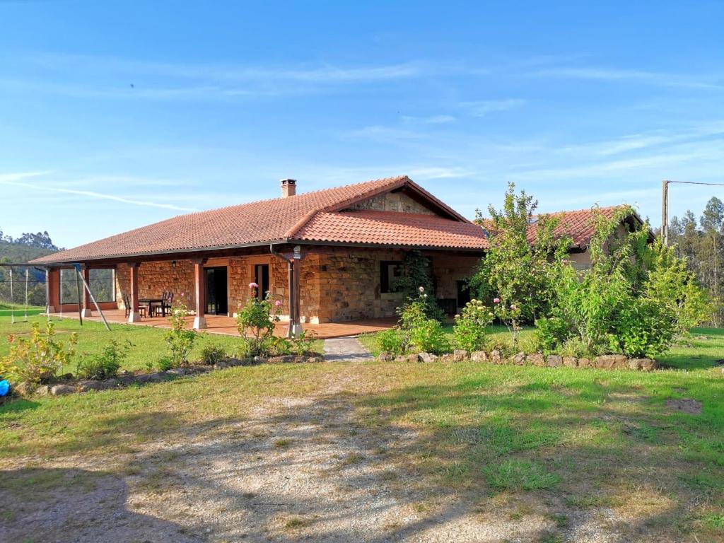 een stenen huis met een tuin ervoor bij The farm in Cabezón de la Sal