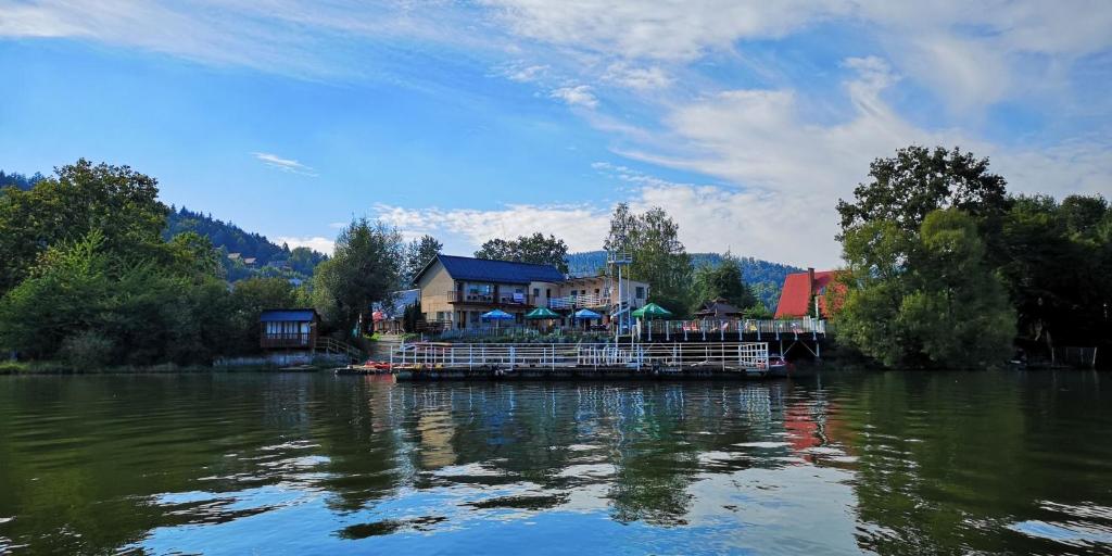 a house on a dock on a river at OWR Przystań in Międzybrodzie Bialskie