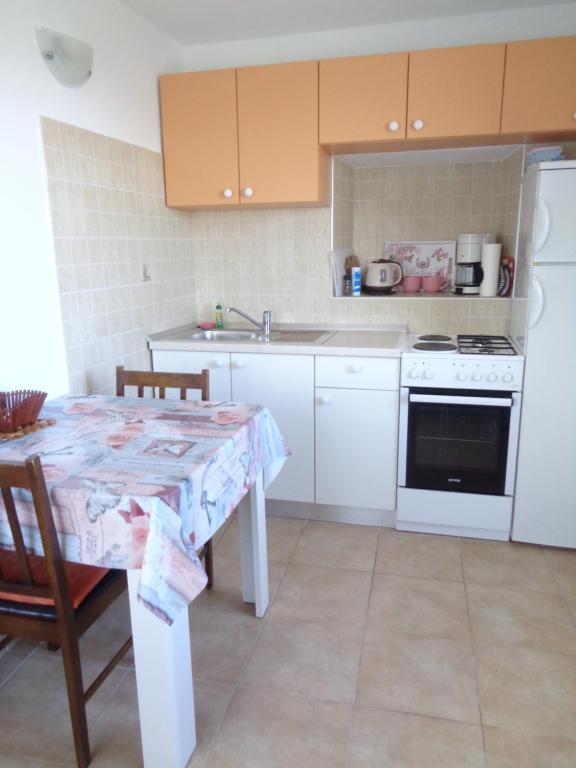Kuchyň nebo kuchyňský kout v ubytování Apartments Marina