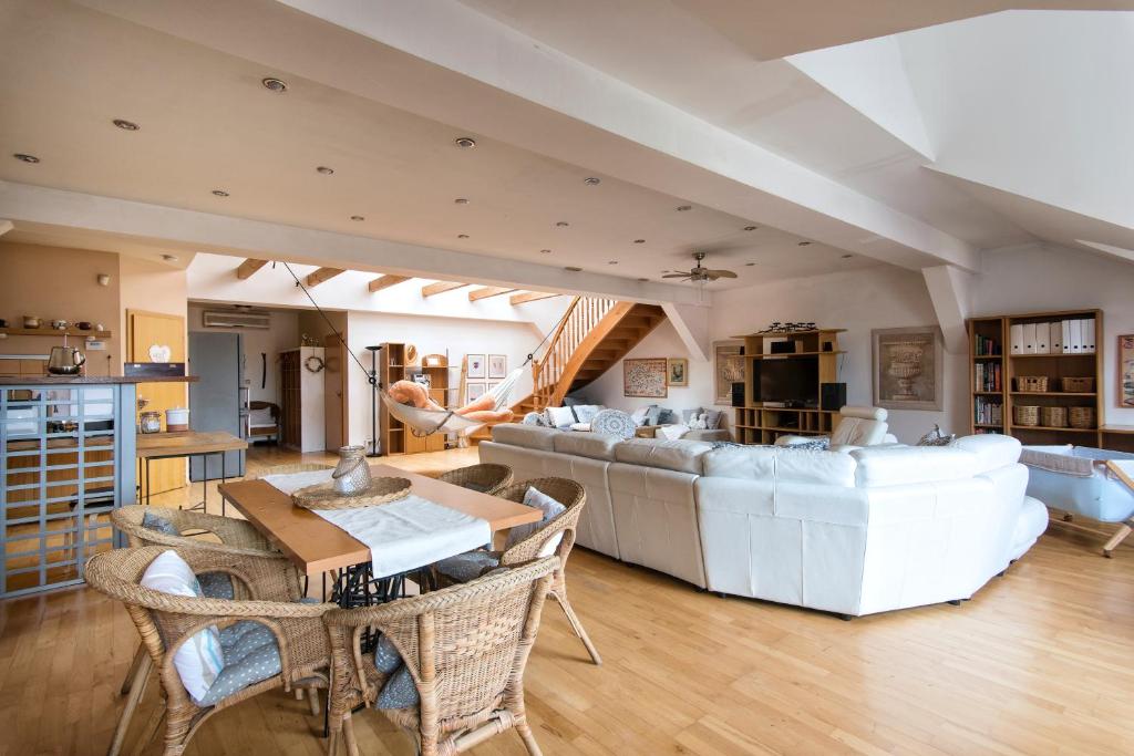 Een zitgedeelte bij Apartment Neratovice