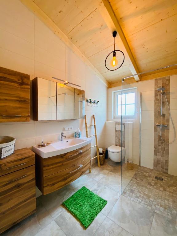 A bathroom at Apartments Edelweiß & Enzian - Gästehaus zum Fuchs