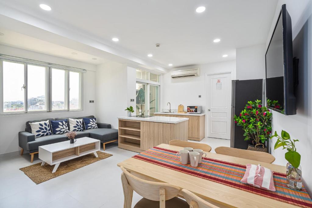 ein Wohnzimmer mit einem Sofa und einem Tisch in der Unterkunft Alex House Saigon - Serviced Apartment in Ho-Chi-Minh-Stadt