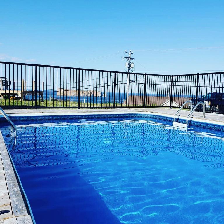 Bazén v ubytování Hotel-Motel Le Panorama nebo v jeho okolí