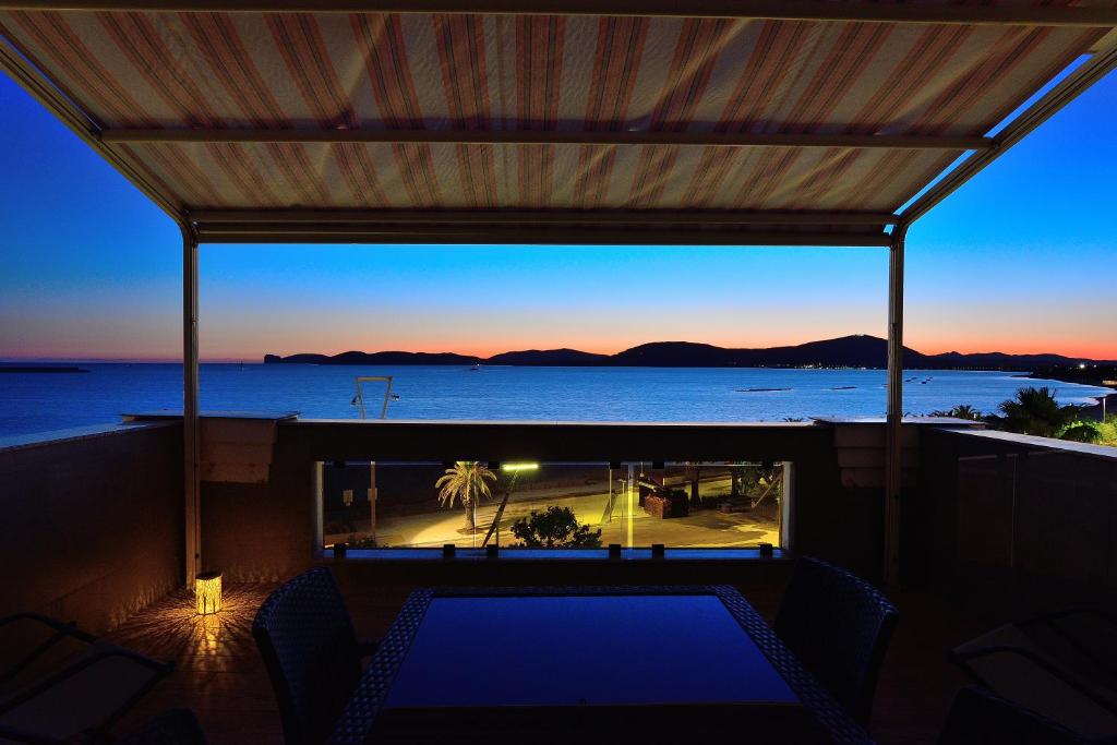 una vista sull'oceano dal balcone di una casa di Luxury Garibaldi ad Alghero