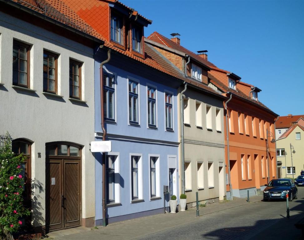 um grupo de edifícios numa rua com um carro em ViaNova14 em Reuterstadt Stavenhagen