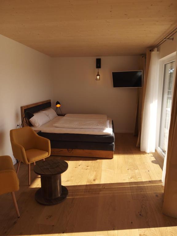 Televízia a/alebo spoločenská miestnosť v ubytovaní Zimmerei - Landgasthaus Karlo