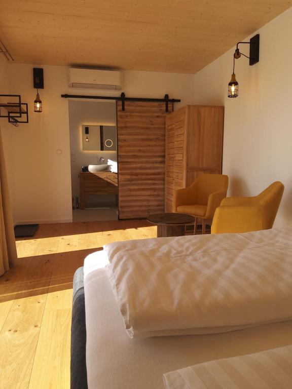 Posteľ alebo postele v izbe v ubytovaní Zimmerei - Landgasthaus Karlo