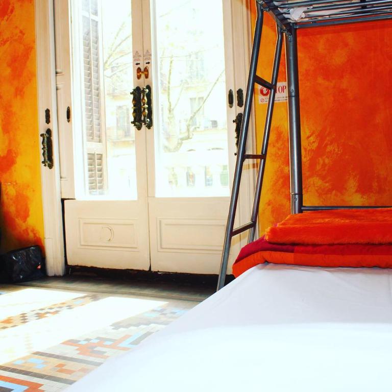 Postel nebo postele na pokoji v ubytování Bed & Art Barcelona