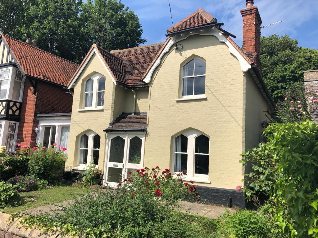 una casa gialla con tetto marrone di Central Victorian Cottage a Sudbury