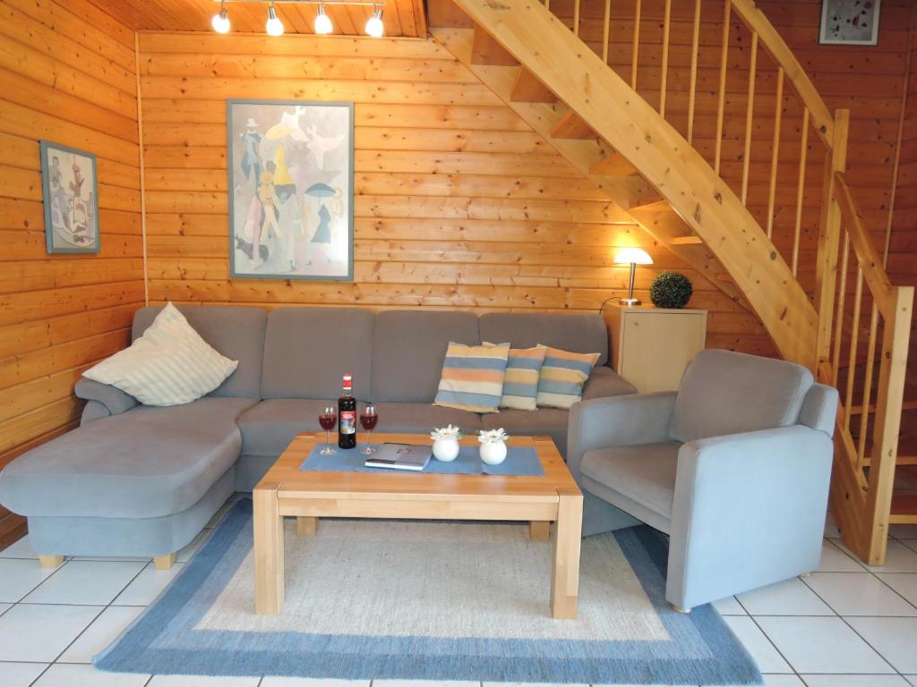 ein Wohnzimmer mit einem Sofa und einem Couchtisch in der Unterkunft ****FH Blauvogel 60 Harz in Hasselfelde