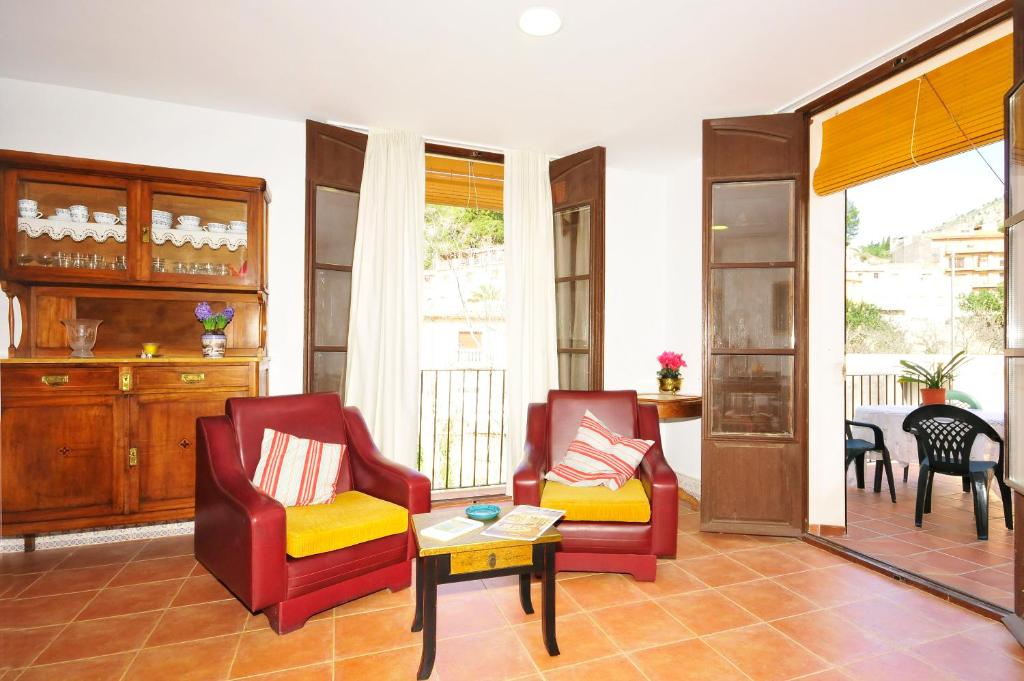 a living room with two chairs and a table at Casa del Escriva in Relleu