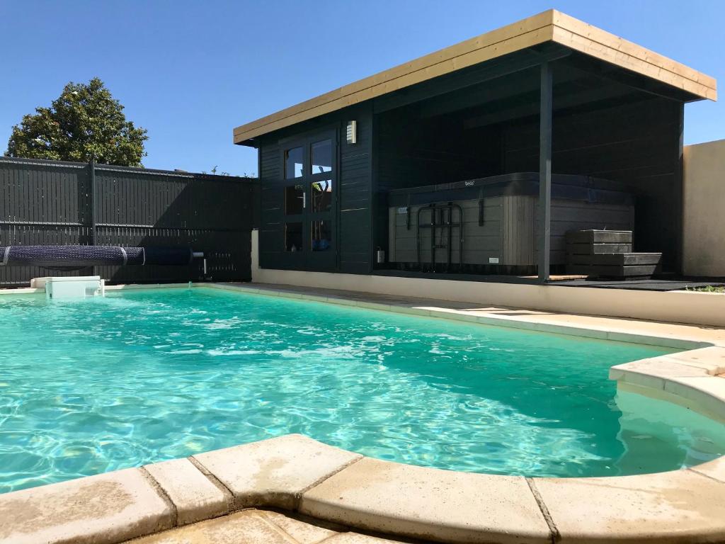 Πισίνα στο ή κοντά στο GuestHouse La Costière - logements indépendants - espace piscine jacuzzi