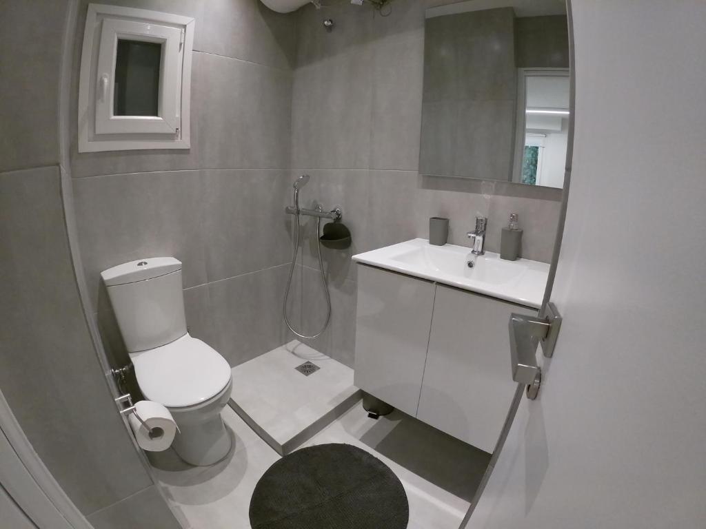 Koupelna v ubytování Renovated apartment in Kifissia Center near Metro G25