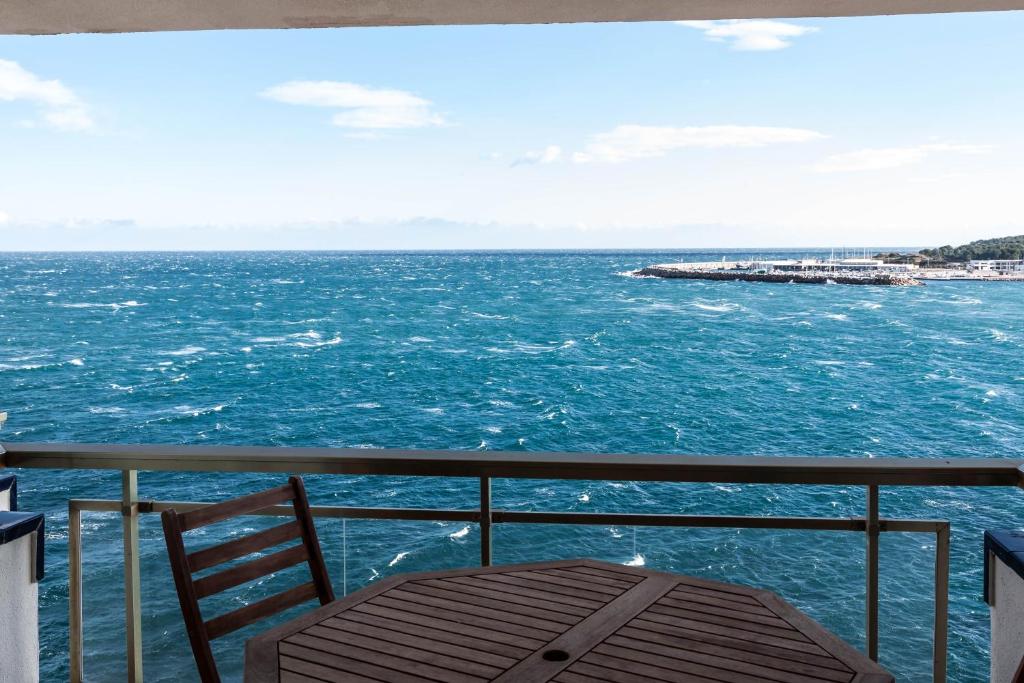 una vista sull'oceano dal balcone di una nave da crociera di INMUEBLE DE CATEGORIA. Wifi FREE a L'Escala