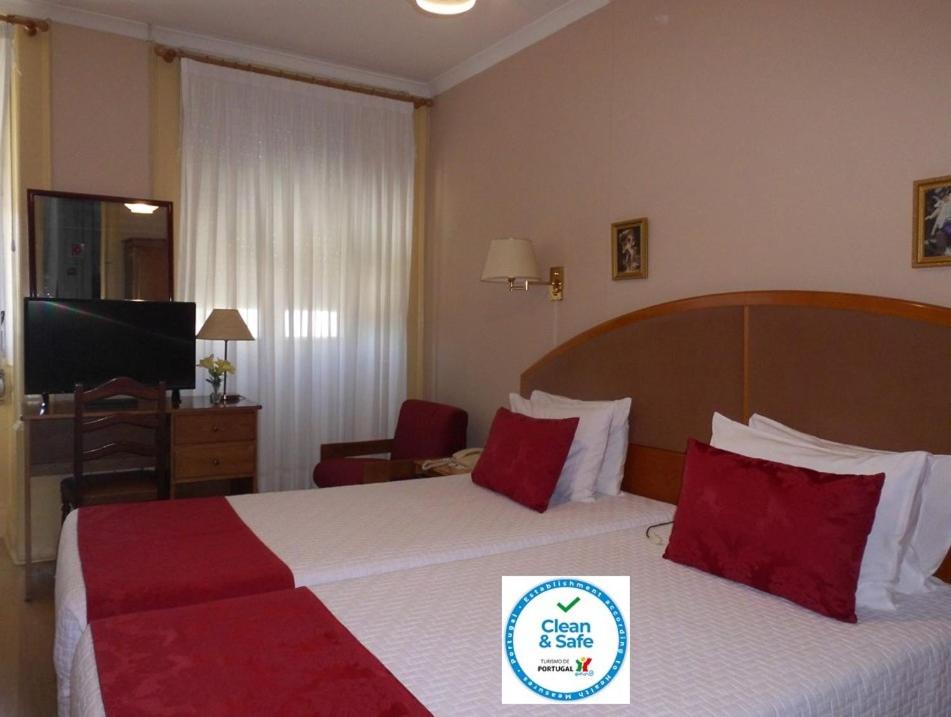 科英布拉的住宿－拉貝羅酒店，一间酒店客房,设有两张床和电视