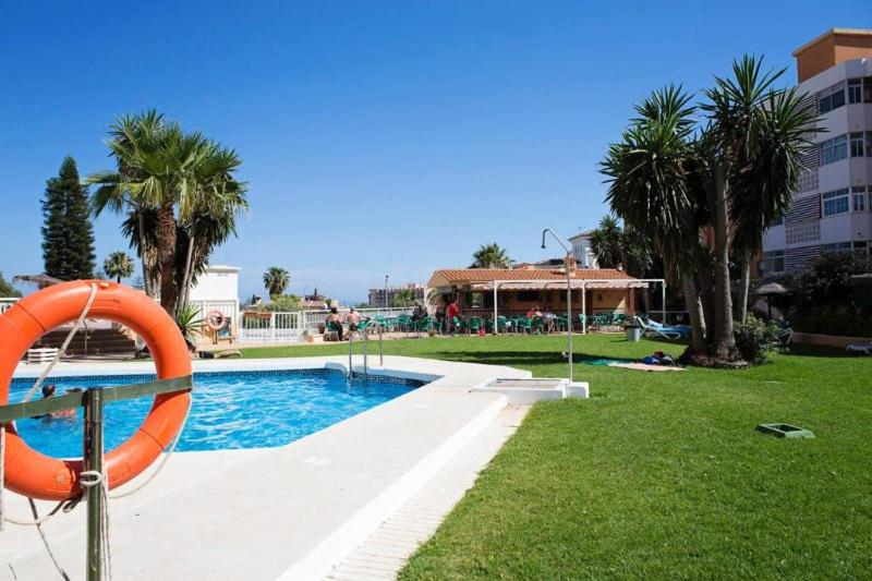 Bazén v ubytování Studio with sea views in Torremolinos nebo v jeho okolí