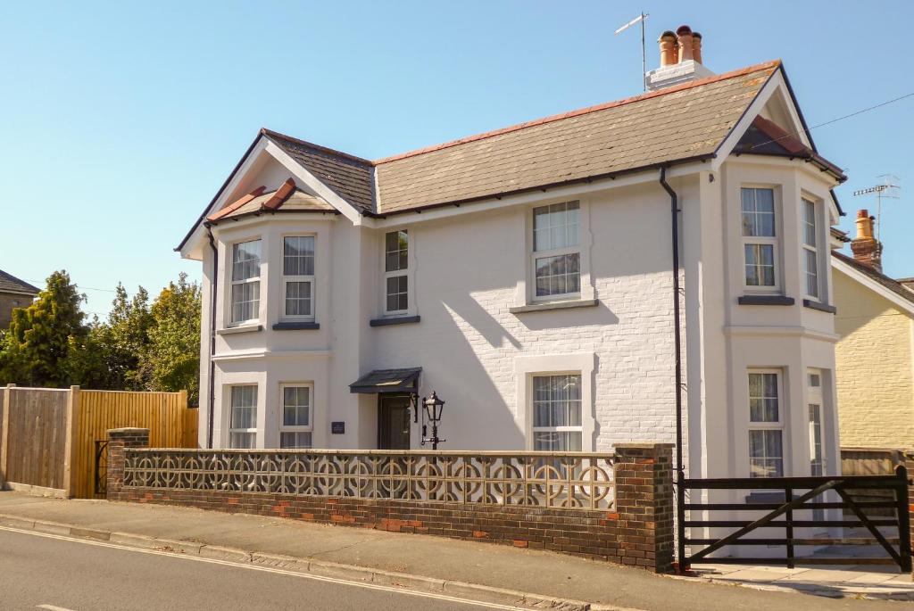 Biały dom po stronie ulicy w obiekcie Carriers Cottage, Isle of Wight w mieście Shanklin